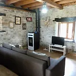 Casita Feliz Entre Montanas Y Cerca Del Mar Trabada